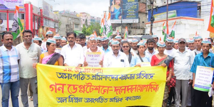 শুক্রবার অল ত্রিপুরা অসংগঠিত শ্রমিক কংগ্রেস ৭ দফা দাবি আদায়ে গ্রাম উন্নয়ন মন্ত্রণালয়ের সচিবের নিকট এক ডেপুটেশন প্রদান করে।