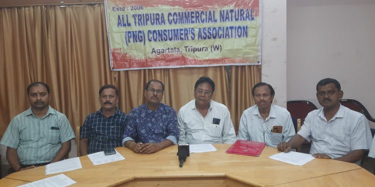 টি এন জি সি এলের বিরুদ্ধে বিভিন্ন অভিযোগ তুলে আগরতলা প্রেসক্লাবে সাংবাদিক সম্মেলন করে অল ত্রিপুরা ন্যাচারেল গ্যাস (পিএনজি) কমার্শিয়াল