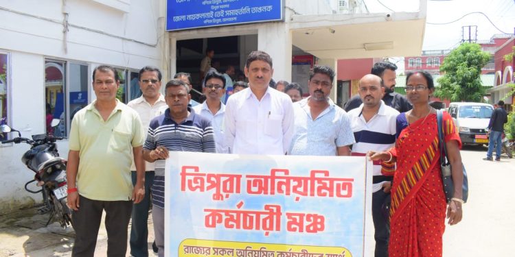 ত্রিপুরা অনিয়মিত কর্মচারী মঞ্চের তরফে পশ্চিম ত্রিপুরা জেলাশাসকের কাছে ডেপুটেশন কর্মসূচি। বাইট আহবায়ক রতন দেবনাথ।