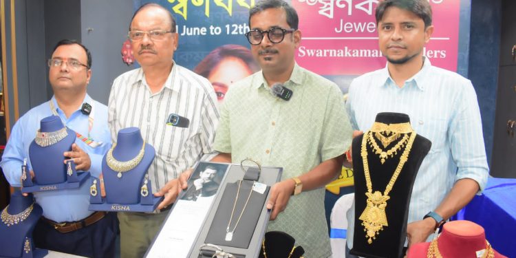 রথযাত্রা উপলক্ষ্যে স্বর্ণকমল জুয়েলাসের স্বর্নবর্ষার ২৫তম বর্ষপুতি উদযাপন ।