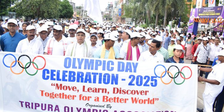 অলম্পিক দিবস উদযাপন করা হয় ত্রিপুরা অলম্পিক এসোসিয়েশনের উদ্যোগে এদিন আগরতলা রবীন্দ্রশতবার্ষিকী ভবনের সামনে থেকে রেলীর শুভ সূচনা করলেন যুব বিষয়ক ক্রীড়া দপ্তরের