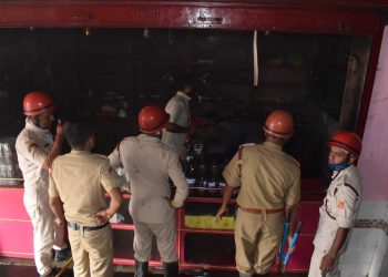 তুলশীবতী মার্কেটে আগুন নিয়ন্ত্রণে আনতে সক্ষম হয় দমকলকর্মীরা।