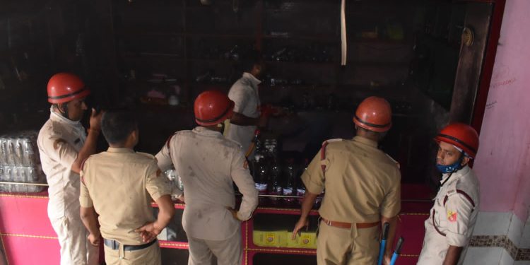 তুলশীবতী মার্কেটে আগুন নিয়ন্ত্রণে আনতে সক্ষম হয় দমকলকর্মীরা।