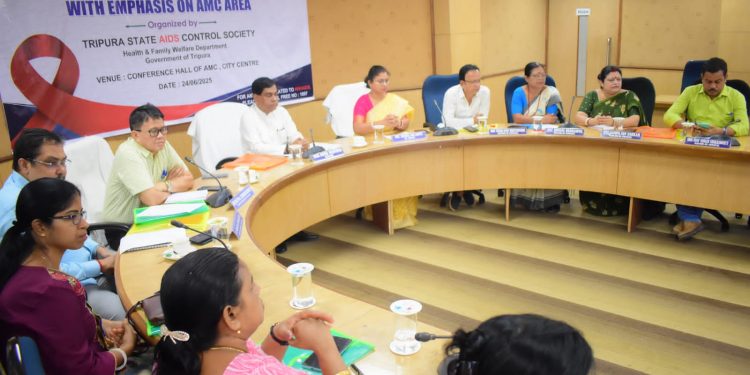 এএমসির কনফারেন্স হলে মঙ্গলবার বর্তমানে রাজ্যে এইচআইভি/এইডসের পরিস্থিতি নিয়ে পুর নিগমের মেয়র দীপক মজুমদার,ডেপুটি মেয়র মনিকা দাস দত্ত সহ পুর নিগমের অন্যান্য