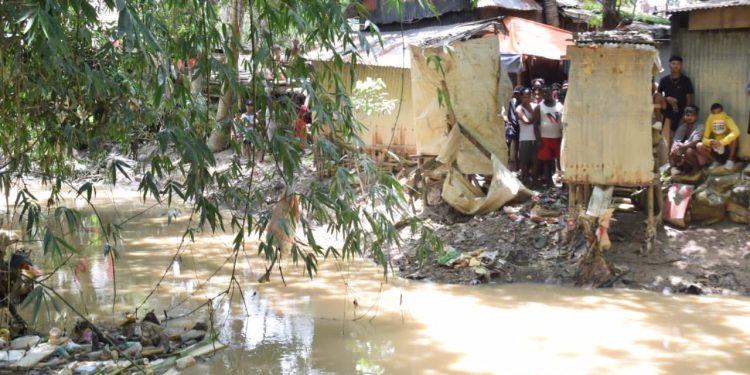 প্রতাপগড় ঘোষপাড়ায় বঙ্গেশ্বর নদীতে মৃতদেহ উদ্ধারে চাঞ্চল্য। আজ সকালে এলাকাবাসী দুর্গন্ধ পাওয়ায় নদীতে দেখতে পায় অজ্ঞাত পরিচিত ব্যক্তির মৃতদেহ।