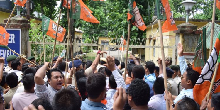 বিধায়ক সুদীপ রায় বর্মনের বাড়ির সামনে বিক্ষোভ দেখিয়েছিল জনজাত মোর্চার পক্ষ থেকে। ভাঙচুর করা হয়েছিল চেয়ার।