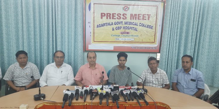 সফলভাবে রোগীর খাদ্যনালীতে বৃহদন্ত্র প্রতিস্থাপন করলেন জিবিপি হাসপাতালের চিকিৎসকরা.. রোগীর পরিবারের তথ্য অনুযায়ী সিপাহীজলার কৈয়াঢেপা মধুপুরের বাসিন্দা