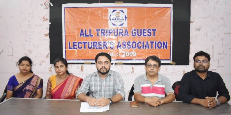 অল ত্রিপুরা গেস্ট লেকচারার এসোসিয়েশন পক্ষ থেকে সাংবাদিক সম্মেলন করেন। তাদের একটাই দাবি তাদের বেতন যেন প্রত্যেক মাসে হয়।