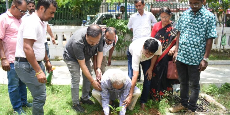 ২৭ জুন, আগরতলা # আগরতলা প্রেসক্লাবের সদস্যরা পরিবেশ রক্ষার বার্তা সারা বছরই নানা প্রচার মাধ্যমের সাহায্যে ছড়িয়ে দিতে সচেষ্ট থাকেন।