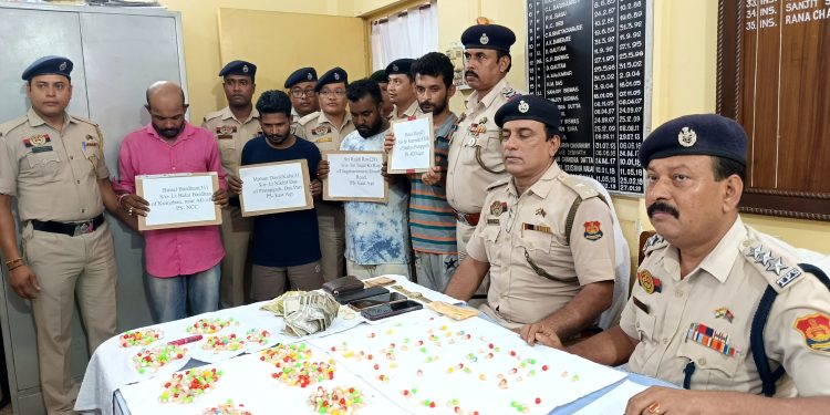 গোপন খবরের ভিত্তিতে আগরতলা মহারাজগঞ্জ লাল মাটিয়া এলাকা থেকে ব্রাউন সুগার,কৌটা নেশা সামগ্রী সহ ৪ যুবককে আটক করে আগরতলা পূর্ব থানার পুলিশ!