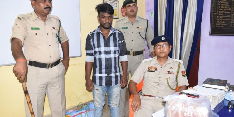 গোপন খবরের ভিত্তিতে রামনগর ফাঁড়ির পুলিশ লংকামুরা এলাকা থেকে এক বাংলাদেশী যুবককে কফ সিরাপ সহ আটক করে!