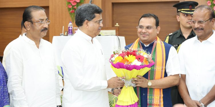 নতুন মন্ত্রী হিসেবে শপথ গ্রহণ করলেন কিশোর বর্মন।