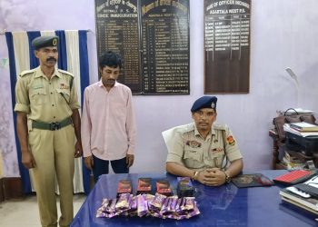 গতকাল স্মার্ট বাজার থেকে চকলেট চুরির অভিযোগে একজনকে গ্রেফতার করে পশ্চিম থানার পুলিশ। এই বিষয়ে সংবাদ মাধ্যমের মুখোমুখি হয়ে প্রতিক্রিয়া ব্যক্ত করেন পশ্চিম থানার ওসি পরিতোষ দাস।