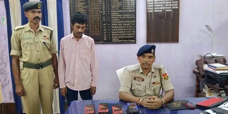 গতকাল স্মার্ট বাজার থেকে চকলেট চুরির অভিযোগে একজনকে গ্রেফতার করে পশ্চিম থানার পুলিশ। এই বিষয়ে সংবাদ মাধ্যমের মুখোমুখি হয়ে প্রতিক্রিয়া ব্যক্ত করেন পশ্চিম থানার ওসি পরিতোষ দাস।