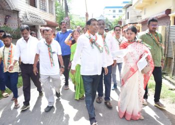 বৃহস্পতিবার বনমালীপুর কেন্দ্রের ধলেশ্বর এলাকায় বাড়ি বাড়ি গিয়ে লিফলেট তুলে দিলেন বিধায়ক গোপাল চন্দ্র রায়।