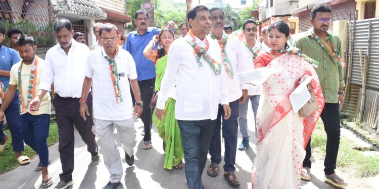 বৃহস্পতিবার বনমালীপুর কেন্দ্রের ধলেশ্বর এলাকায় বাড়ি বাড়ি গিয়ে লিফলেট তুলে দিলেন বিধায়ক গোপাল চন্দ্র রায়।