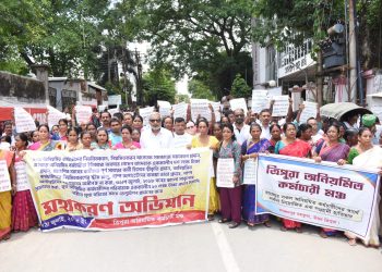 ত্রিপুরা অনিয়মিত কর্মচারী মঞ্চের উদ্যোগে ৮ দফা দাবি আদায়ের লক্ষ্যে মহাকরণ অভিযানের আয়োজন করা হয়।