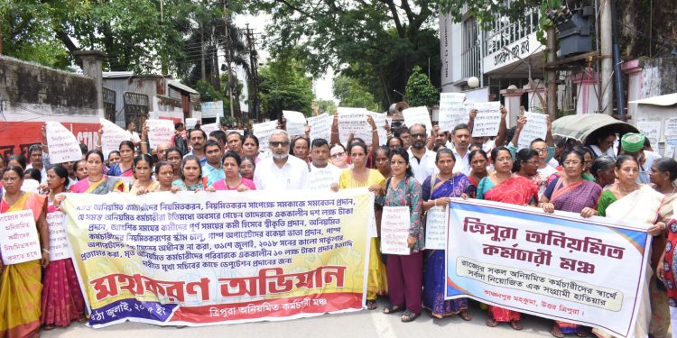 ত্রিপুরা অনিয়মিত কর্মচারী মঞ্চের উদ্যোগে ৮ দফা দাবি আদায়ের লক্ষ্যে মহাকরণ অভিযানের আয়োজন করা হয়।