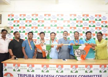 অম্পি নগর থেকে ২০০ পরিবারের উপর বিভিন্ন দল ত্যাগ করে কংগ্রেস দলে যোগদান করেন। তাদেরকে দলীয় পতাকা দিয়ে বরণ করেন প্রদেশ কংগ্রেস সভাপতি আশীষ কুমার সাহা।