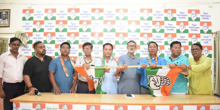 অম্পি নগর থেকে ২০০ পরিবারের উপর বিভিন্ন দল ত্যাগ করে কংগ্রেস দলে যোগদান করেন। তাদেরকে দলীয় পতাকা দিয়ে বরণ করেন প্রদেশ কংগ্রেস সভাপতি আশীষ কুমার সাহা।