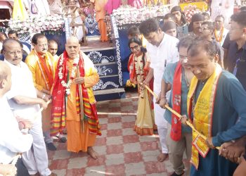 আগরতলা ফেরা  রথ উৎসবে উপস্থিত ছিলেন  রাজ্যপাল ইন্দ্র সেনা রেড্ডি নাল্লু  সাংসদ বিপ্লব কুমার দেব ও প্রদ্যুৎ কিশোর দেববর্মন উপস্থিতি হয় ফিরা রথ আগরতলা