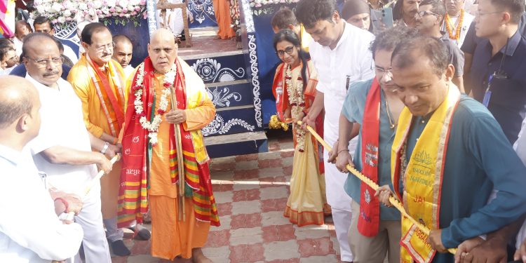 আগরতলা ফেরা  রথ উৎসবে উপস্থিত ছিলেন  রাজ্যপাল ইন্দ্র সেনা রেড্ডি নাল্লু  সাংসদ বিপ্লব কুমার দেব ও প্রদ্যুৎ কিশোর দেববর্মন উপস্থিতি হয় ফিরা রথ আগরতলা