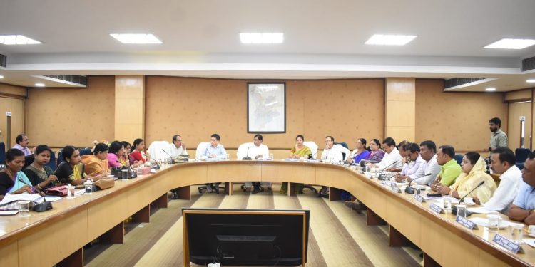 মাননীয় মেয়র দীপক মজুমদার পুরোহিতে পুরনিগম এলাকার জলের সুবিধা ও অসুবিধা নিয়ে সকল কাউন্সিলেরদের নিয়ে এক বৈঠকে মিলিত হয় পুরনিগম কনফারেন্স হলে  , উপস্থিত ছিলেন সকল কাউন্সিলর সহ মেয়র উদ্দীপক মজুমদার