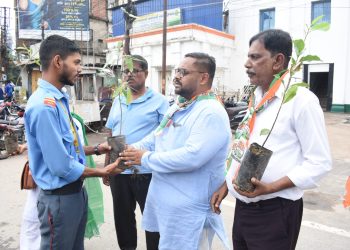 সদর জেলা কংগ্রেসের পক্ষ থেকে বিশ্ব বনদিবস উপলক্ষে পথচারীদের মধ্যে চারা গাছ বিতরণ করা হয় প্রদেশ কংগ্রেস ভবনে সামনে এ বিষয়ে বিস্তারিত বলেন সদর জেলা সভাপতি তন্ময় রায়