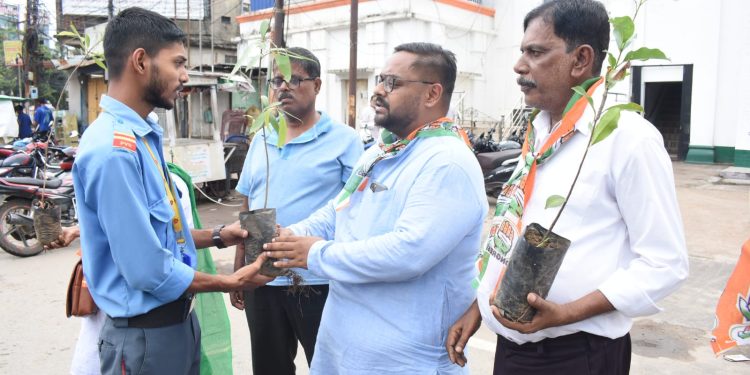 সদর জেলা কংগ্রেসের পক্ষ থেকে বিশ্ব বনদিবস উপলক্ষে পথচারীদের মধ্যে চারা গাছ বিতরণ করা হয় প্রদেশ কংগ্রেস ভবনে সামনে এ বিষয়ে বিস্তারিত বলেন সদর জেলা সভাপতি তন্ময় রায়