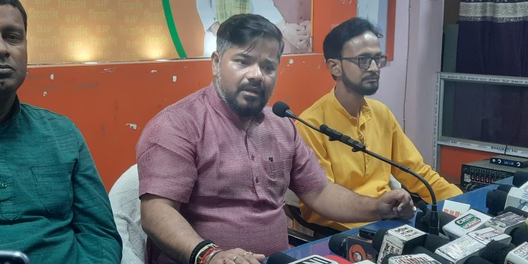 আগরতলা টাউনহলের নাম পরিবর্তন হচ্ছে না, তার সঙ্গে ড শ্যামাপ্রসাদ মুখার্জির নাম জুড়ে করা হবে। বিজেপির প্রদেশ অফিসে জানান সুশান্ত চৌধুরী। জিতেন চৌধুরী ও রণজিত দেববর্মার বক্তব্যের জবাব দিয়েছেন সুশান্ত চৌধুরী