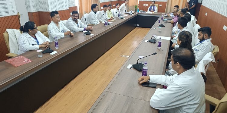 হাসপাতালে রোগী কল্যাণ সমিতির বৈঠকে উপস্থিত ছিলেন স্বাস্থ্য দপ্তরের মন্ত্রী তথা মুখ্যমন্ত্রী ডাক্তার মানিক সাহা, স্বাস্থ্য সচিব কিরণ গিত্বে স্বাস্থ্য দপ্তরের অধিকর্তা ডাক্তার তপন মজুমদার