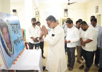 “শহীদ পাপই সাহার স্মৃতির প্রতি শ্রদ্ধা। ত্রিপুরা প্রদেশ যুব কংগ্রেসের পক্ষ থেকে কংগ্রেস ভবনে শ্রদ্ধাঞ্জলি অর্পণ।”