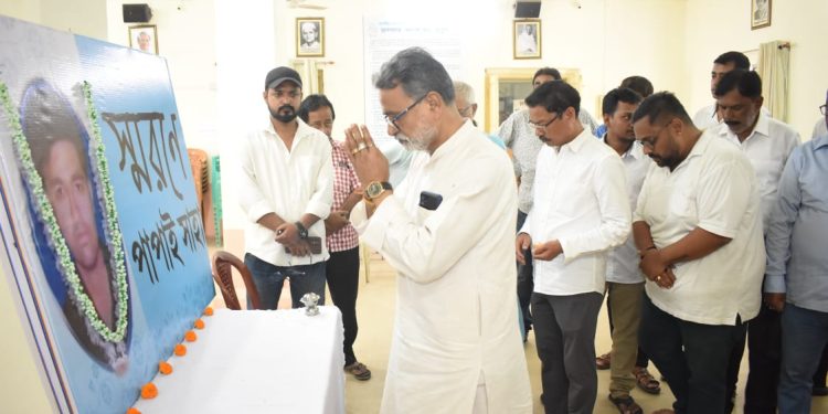 “শহীদ পাপই সাহার স্মৃতির প্রতি শ্রদ্ধা। ত্রিপুরা প্রদেশ যুব কংগ্রেসের পক্ষ থেকে কংগ্রেস ভবনে শ্রদ্ধাঞ্জলি অর্পণ।”