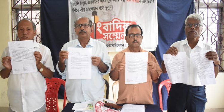 “স্মার্ট মিটার বাতিলের দাবিতে বামফ্রন্টের জোরালো প্রতিবাদ, বুতুরিয়া বিদ্যুৎ দপ্তরের সামনে সিপিআই(এম)-এর বিক্ষোভ।”