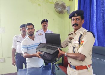 “ডিএসপি দীপক সাহার তৎপরতায় মালিকের হাতে ফিরল হারানো ল্যাপটপ — ট্রাফিক পুলিশের মানবিক দৃষ্টান্ত।”