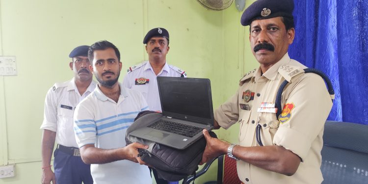 “ডিএসপি দীপক সাহার তৎপরতায় মালিকের হাতে ফিরল হারানো ল্যাপটপ — ট্রাফিক পুলিশের মানবিক দৃষ্টান্ত।”