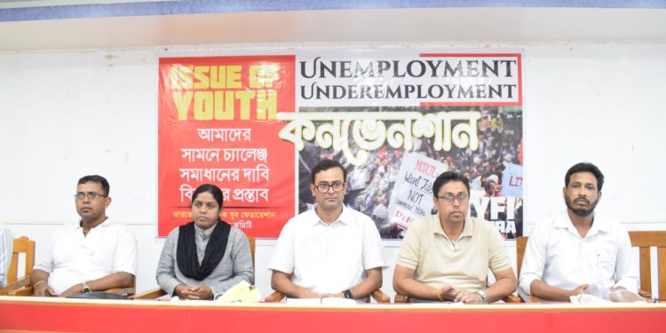 ছাত্র যুব ভবনে অনুষ্ঠিত হলো DYFI-এর একদিনের কনভেনশন। সংগঠনের আদর্শ ও ভবিষ্যৎ কর্মপরিকল্পনা নিয়ে আলোচনা করেন উপস্থিত নেতৃবৃন্দ ও সদস্যরা।