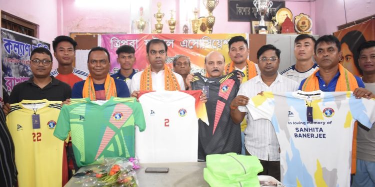 শুরু হয়েছে মাঠের মহারণ! ১১ই জুলাই থেকে শুরু হলো রাখাল মেমোরিয়াল নক আউট ফুটবল প্রতিযোগিতা—ত্রিপুরা ফুটবল অ্যাসোসিয়েশনের উদ্যোগে জমে উঠেছে খেলার উত্তেজনা।