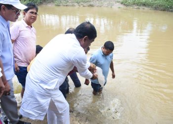 জলাশয়ে মাছের পোনা ছাড়লেন মাননীয় মেয়র দীপক মজুমদার।