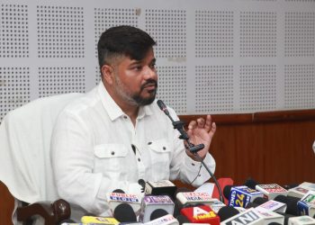 আজ সিভিল সেক্রেটারিয়েটের প্রেস হলে সাংবাদিক সম্মেলনে বক্তব্য রাখেন পরিবহন, পর্যটন, খাদ্য ও ভোক্তা বিষয়ক মাননীয় মন্ত্রী শ্রী সুসান্ত চৌধুরী।