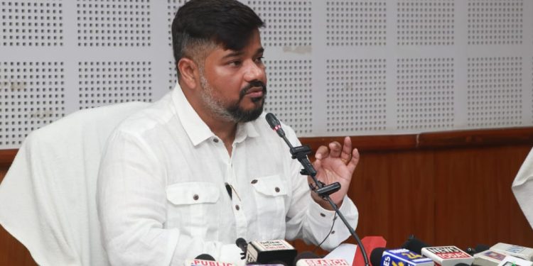 আজ সিভিল সেক্রেটারিয়েটের প্রেস হলে সাংবাদিক সম্মেলনে বক্তব্য রাখেন পরিবহন, পর্যটন, খাদ্য ও ভোক্তা বিষয়ক মাননীয় মন্ত্রী শ্রী সুসান্ত চৌধুরী।