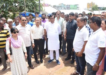 লেক চৌমুনি বাজার পরিদর্শন করেন মেয়র তথা বিধায়ক দীপক মজুমদার