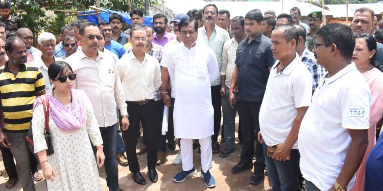 লেক চৌমুনি বাজার পরিদর্শন করেন মেয়র তথা বিধায়ক দীপক মজুমদার