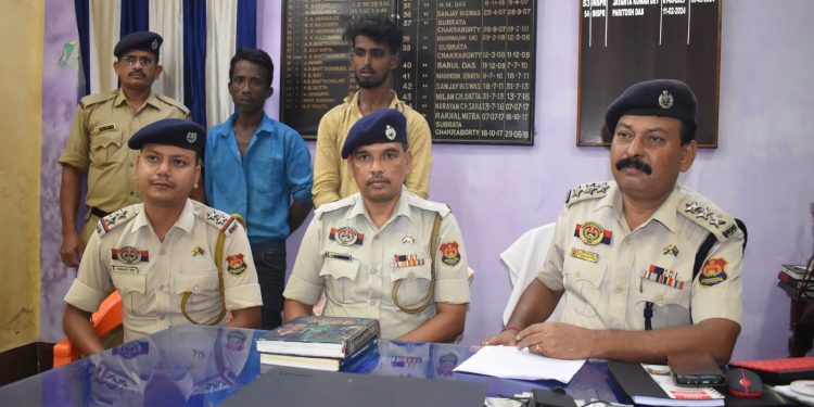 চুরি যাওয়া ল্যাপটপ সহ আটক দুই চোর! মেলার মাঠ একটি দোকান থেকে গত কিছুদিন আগে ল্যাপটপ চুরি হয়েছিল।