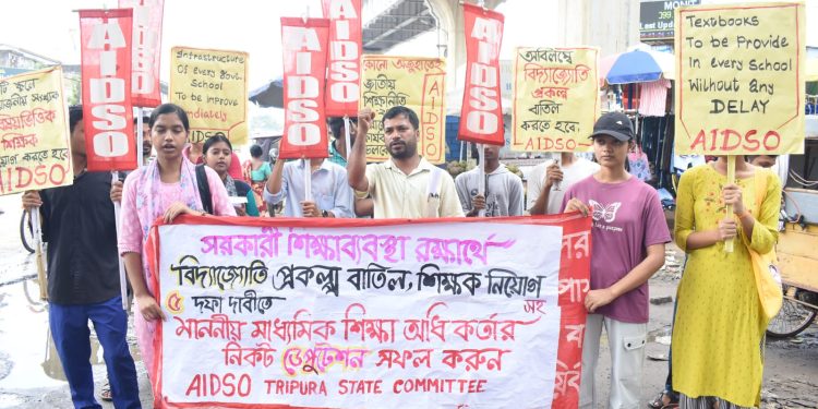 আজ সকাল ১১:৪০ টায় বাততলা, আগরতলায় অল ইন্ডিয়া ডেমোক্রেটিক স্টুডেন্টস অর্গানাইজেশন (AIDSO)-এর পক্ষ থেকে একটি কর্মসূচি আয়োজিত হয়েছে।
