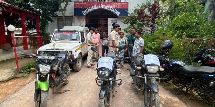 চুরি হওয়া তিনটি বাইক আগরতলা বিভিন্ন জায়গা  থেকে  উদ্ধার করে পূর্ব থানা পুলিশ এদিন প্রকৃত মালিকের হাতে বাইক গুলি তুলে দেওয়া হয় এইসব বিষয়ে বিস্তারিত
