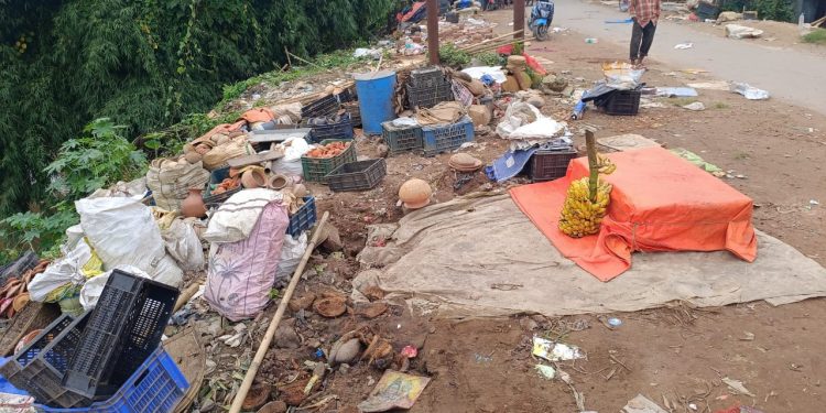 লেকচৌমুহনি বাজার এলাকায় আগরতলা পৌর নিগমের সুনির্দিষ্ট অভিযানে প্রগতি স্কুল সংলগ্ন কাঁটাখালের পাড়ে অবৈধভাবে গড়ে ওঠা বাঁশ ও শেডের দোকান উচ্ছেদ করা হয়।