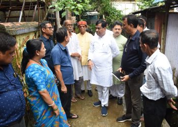 ৩৫ নম্বর ওয়ার্ড পরিদর্শনে গেলেন মাননীয় মেয়র দীপক মজুমদার। সঙ্গে ছিলেন ওয়ার্ডের কাউন্সিলর তুষার কান্তি ভট্টাচার্য।