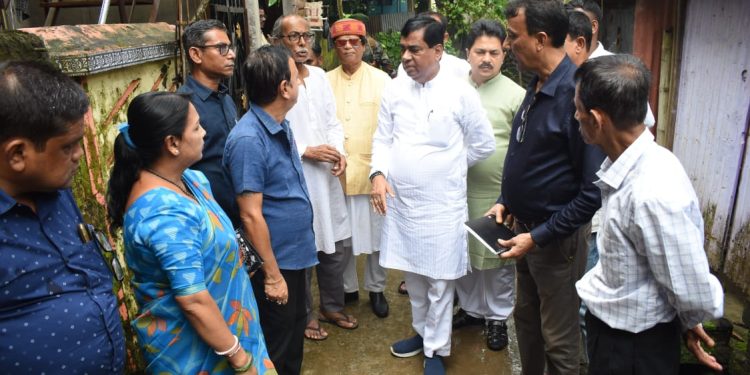 ৩৫ নম্বর ওয়ার্ড পরিদর্শনে গেলেন মাননীয় মেয়র দীপক মজুমদার। সঙ্গে ছিলেন ওয়ার্ডের কাউন্সিলর তুষার কান্তি ভট্টাচার্য।