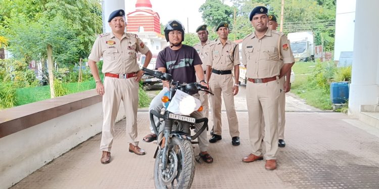 ১৮ই জুন অভয়নগর থেকে হারিয়ে যাওয়া রিপন চাকমার বাইক কোনাবন এলাকা থেকে উদ্ধার করে প্রকৃত মালিকের হাতে তুলে দিল এনসিসি থানার পুলিশ।